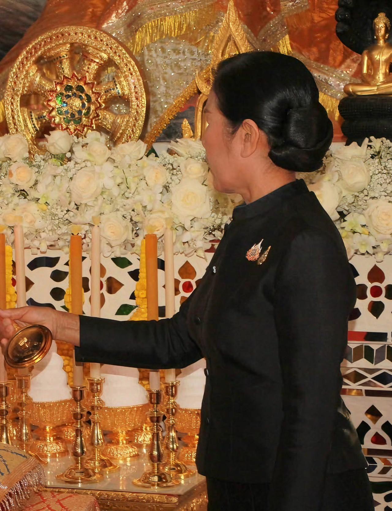 “贵妃妈”突然穿上丧服，替国王跑完两场大活儿——先给诗丽吉太后上香，再下乡给寺庙