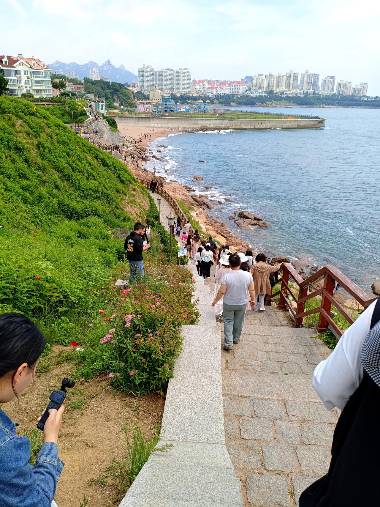 青岛因为有黄海、有崂山，所以青岛的高温天气不多，但也不是没有。但是青岛的高湿恐