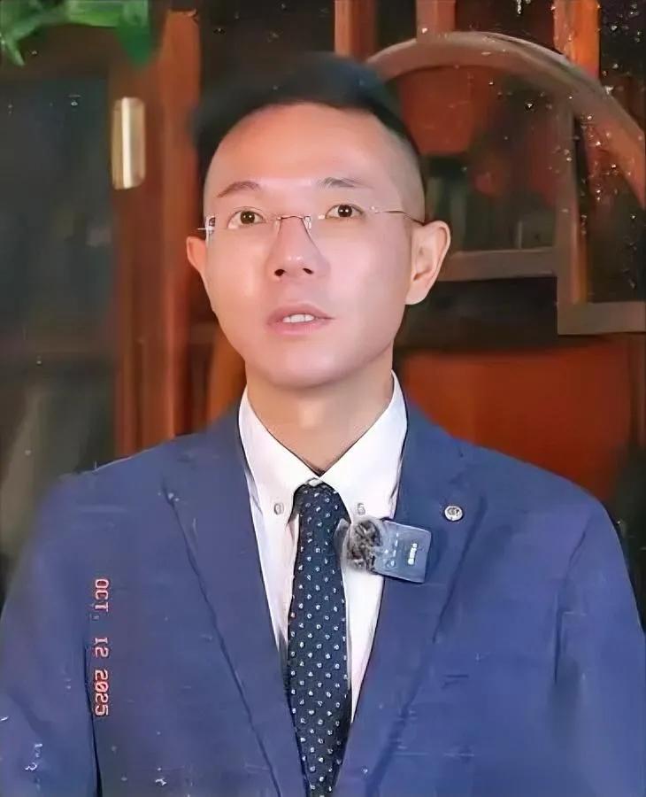 李圣律师庭审那天，我盯着屏幕没挪眼。对方七个律师围成圈，他站中间跟唠家常似的