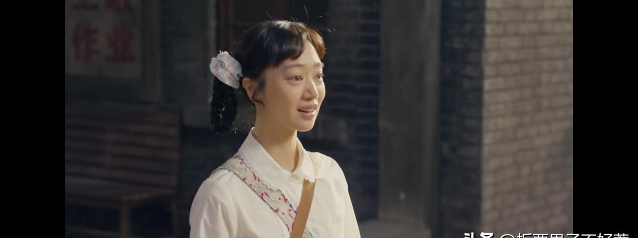 《小城大事》里最让人窒息的，不是孟小丽转桌，是她递文件时，指尖都在抖。李镇长接