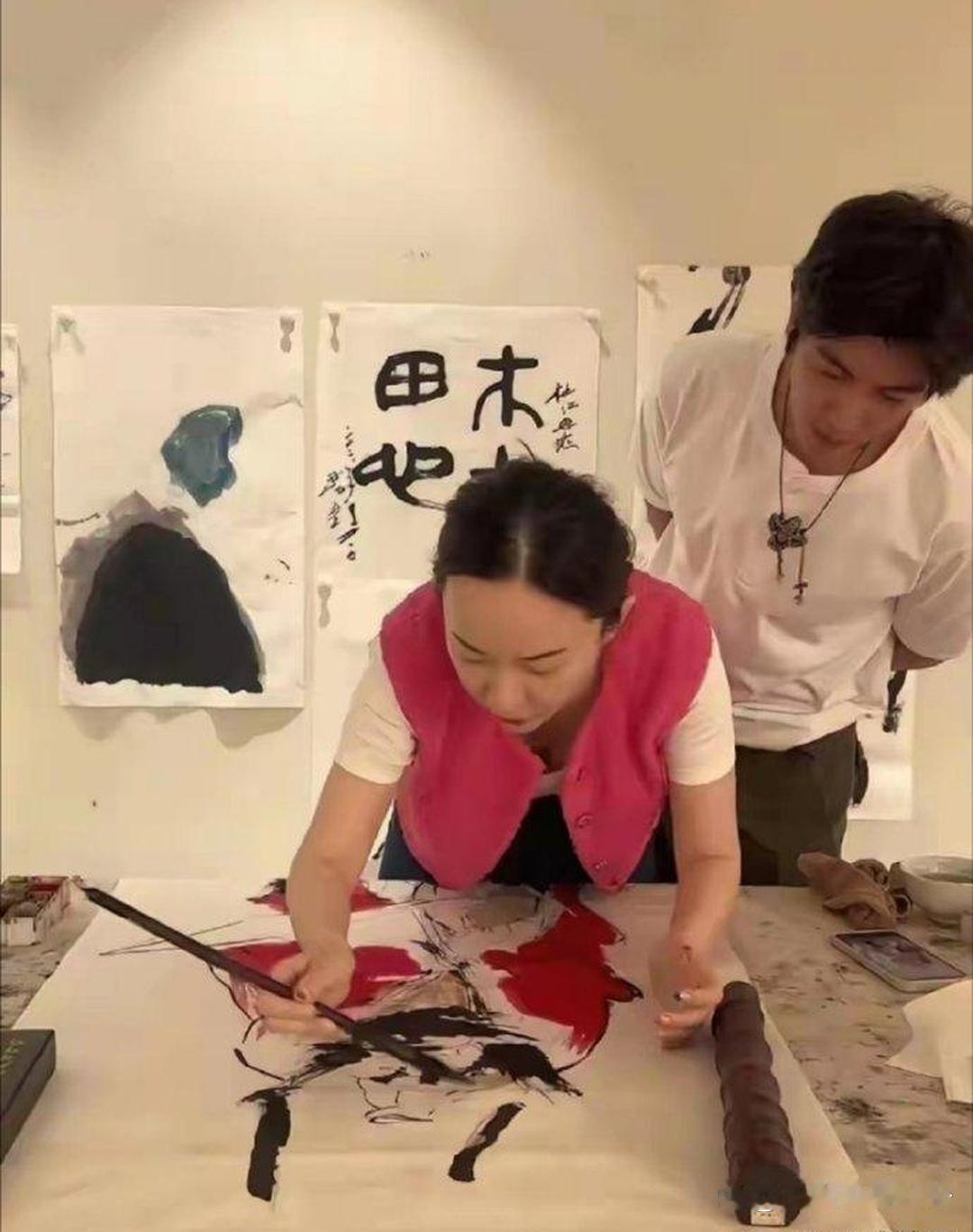 霍思燕的绘画功底相当不错，完全可以和王诗龄切磋一番。