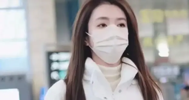 李云霄白色长款羽绒服优雅穿搭解析