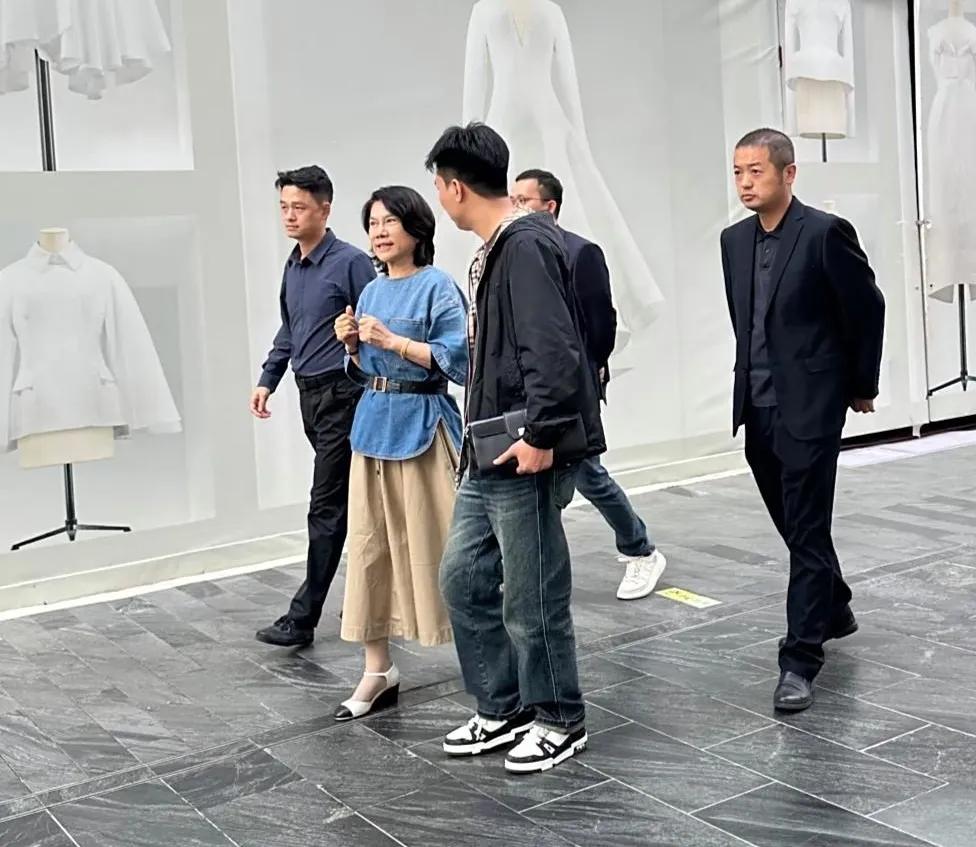 董明珠现身武汉，71岁的她状态真不错！近期，武汉迎来了一位重量级嘉宾，她就是