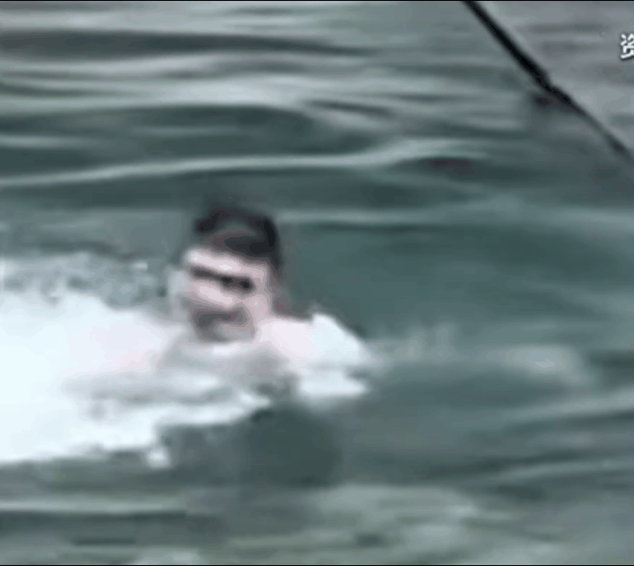 近日，有网友曝光一则视频：3名外籍男子在庐山石门涧景区内，无视岸边醒目的“禁止下