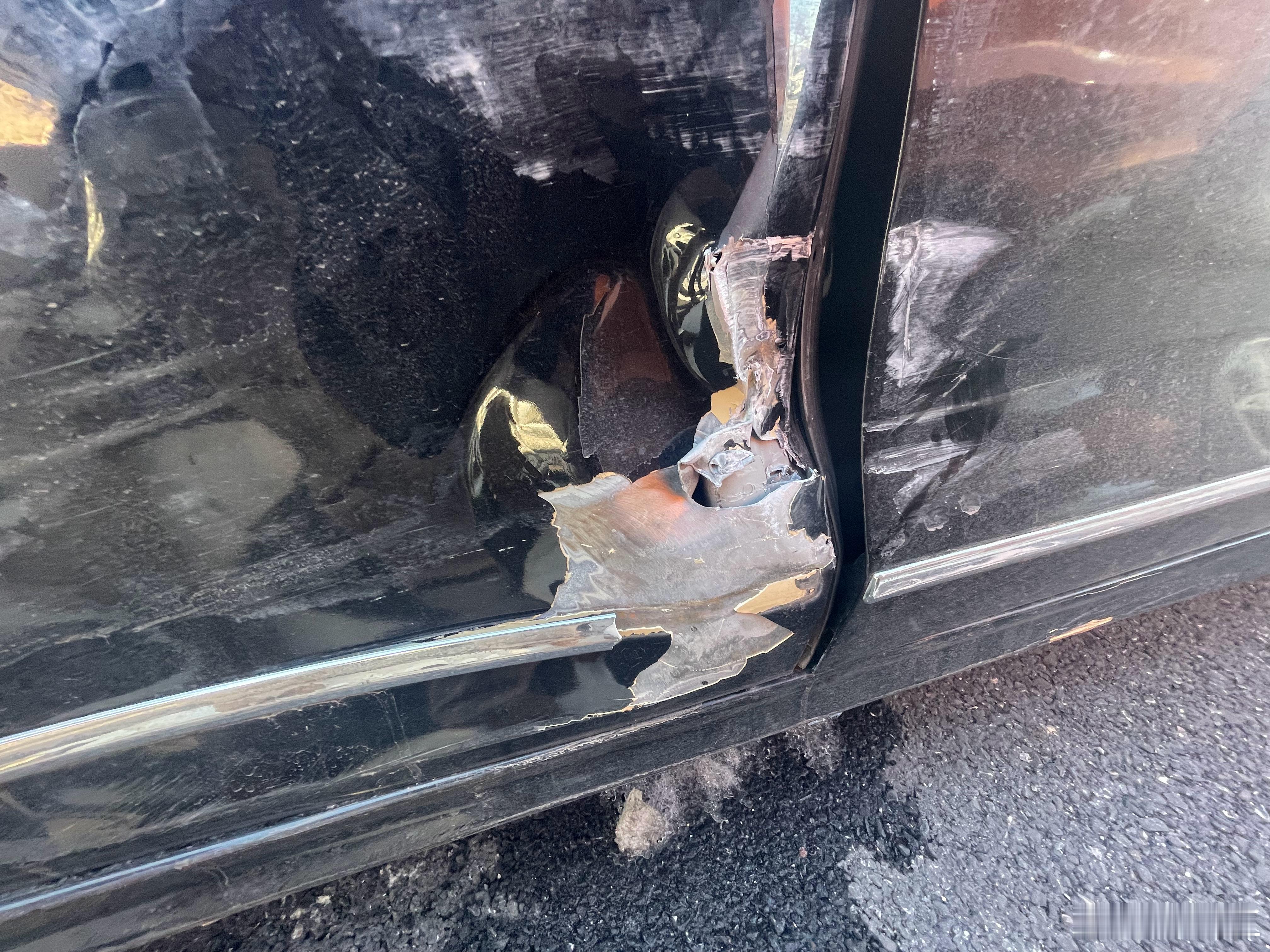 这哥们对自己挺狠的啊，看样子是自己蹭到的