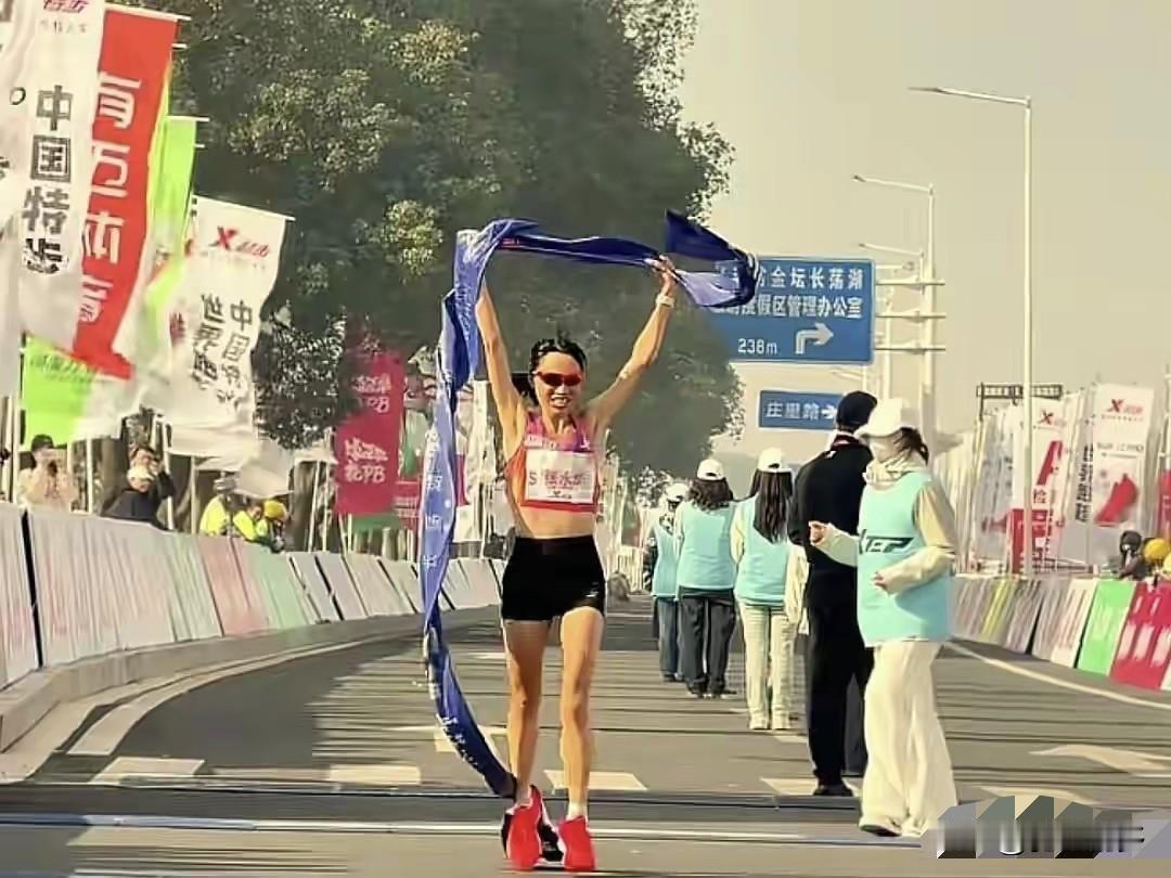 最快护士张水华21天夺得两次全马冠军！11月23日，张水华以2小时30分38秒获