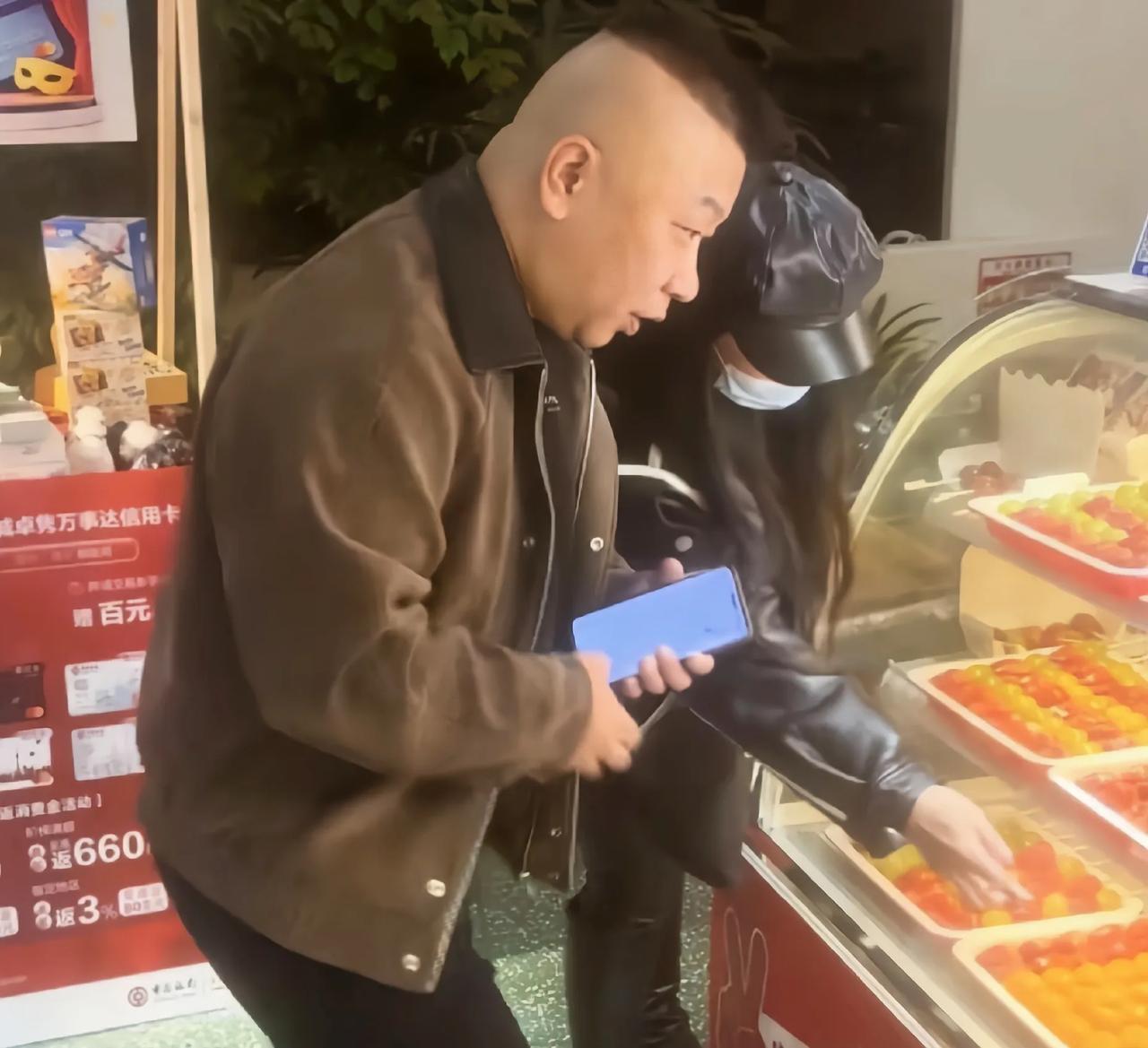 糖葫芦配相声，暖到心窝了，上海德云社开业，高鹤彩买糖葫芦庆贺上海德云社开业，