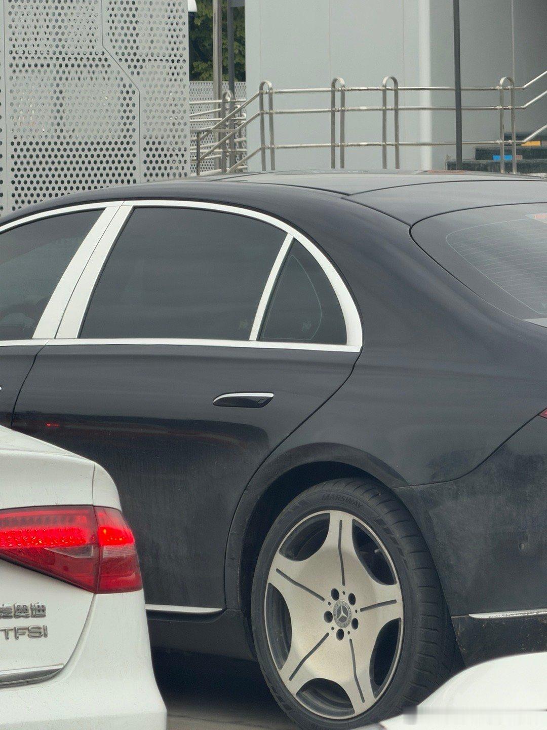 偶遇一假迈巴赫，就问尴尬不，一眼假！好好的S级其实已经很有面子了~奔驰S级迈巴赫