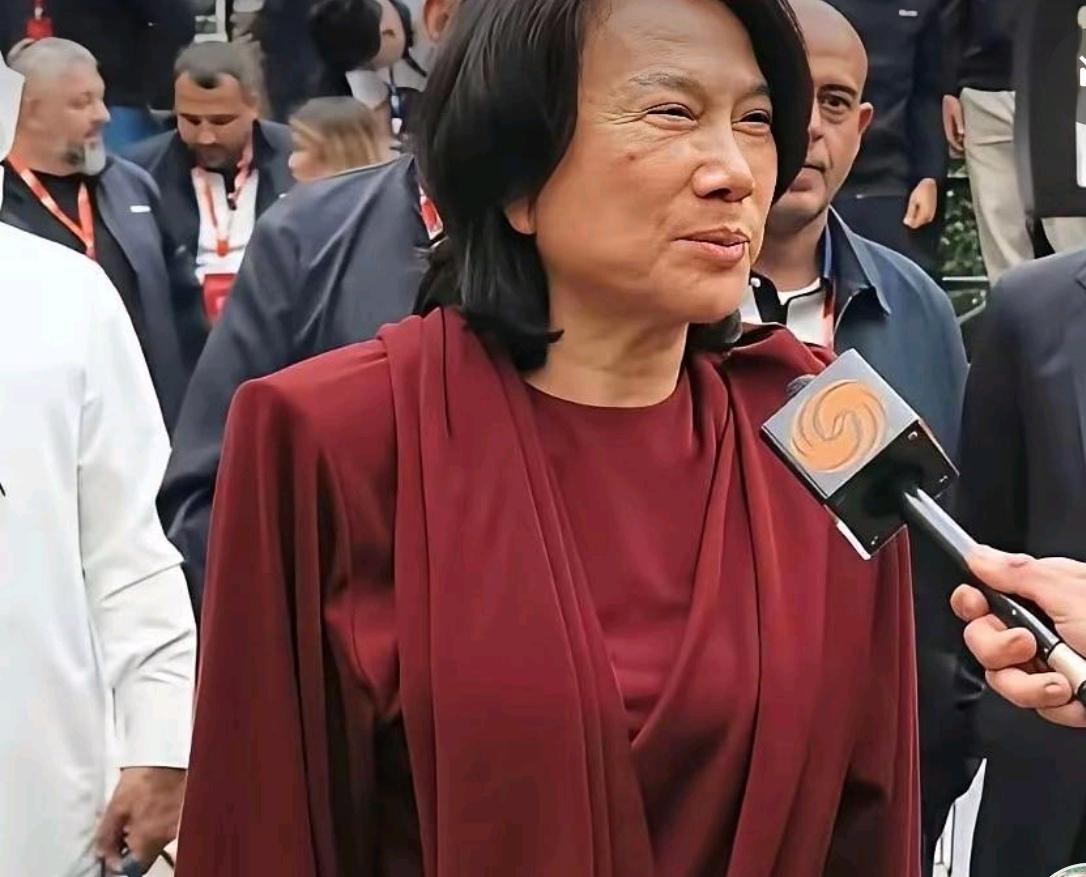 不得不说这年头，美颜效果太严重了！她七十多岁了，她脸上的每一道皱褶都闪烁着奋