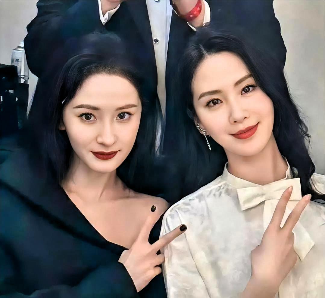 在电视剧里，是皇上。在电影里，是答应。粉丝管这，叫“顶峰相见”。我对着提名名