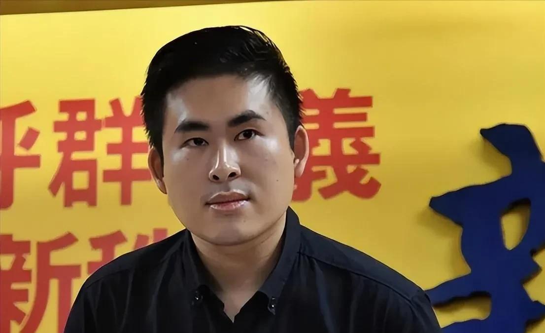 王炳忠长文回应黄智贤:有人说我今天跟馆长称兄道弟，忘记了昨日馆长对我以及家人的