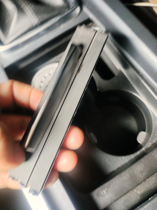 感觉支持国产是个错误刚刚到二年；吉利帝豪；中空扶手；盖子；断了；看来支持国产；