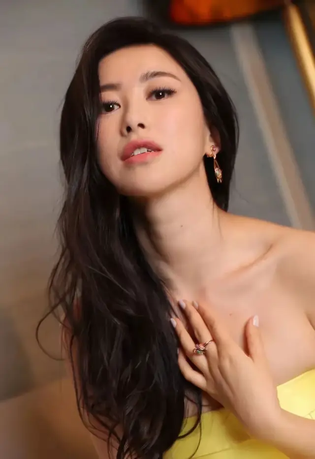 朱珠抹胸长裙气质美照,气质优雅温润如玉
