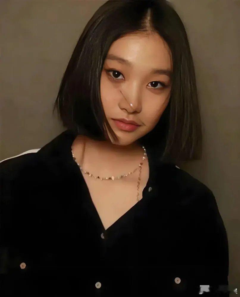 文章和马伊琍的女儿太美了，齐肩短发很有御姐范，比妈妈年轻时候还要美……文章的基因