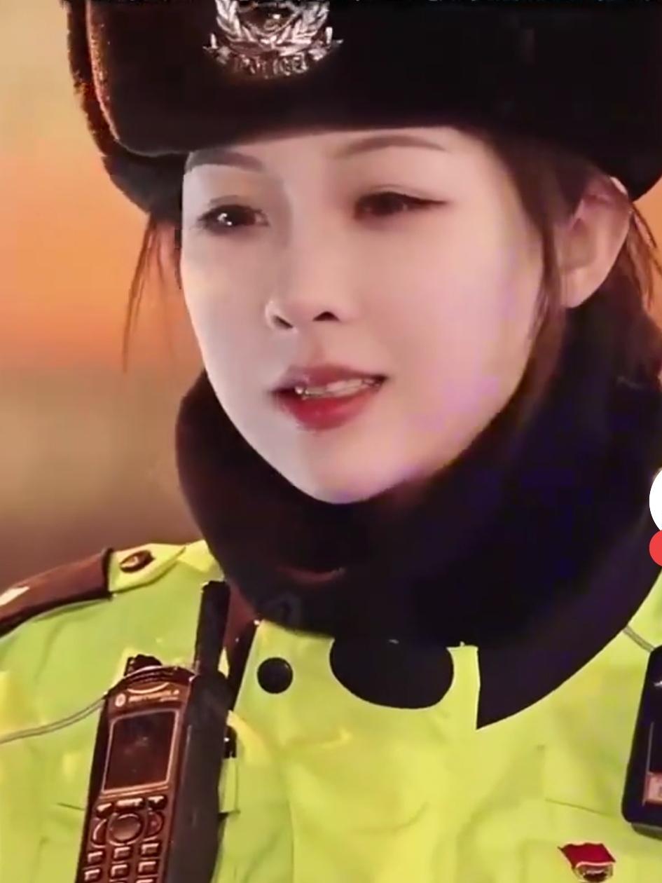 北京“最美交警”张钰，估计想不到，自己会因撞脸明星而走红。其实，大家追捧