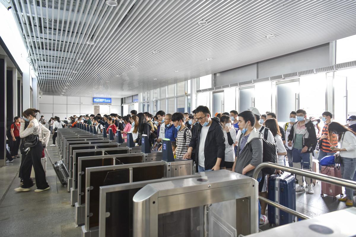 游客挤爆高铁站，2400家旅行社却关门了！钱到底被谁赚走了？7月铁路送客4.