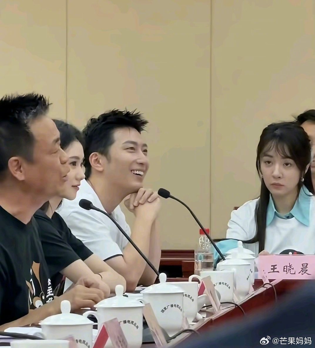 这三张图递进着看搞笑程度倍数增长哈哈还哈哈哈哈哈哈哈哈哈哈网友:米兰从不ooc王