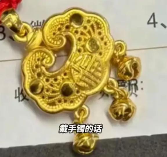 “太吓人了！”近日，贵州贵阳，一女子准备睡觉时，突然听到儿子嘴里在咀嚼东西，她开