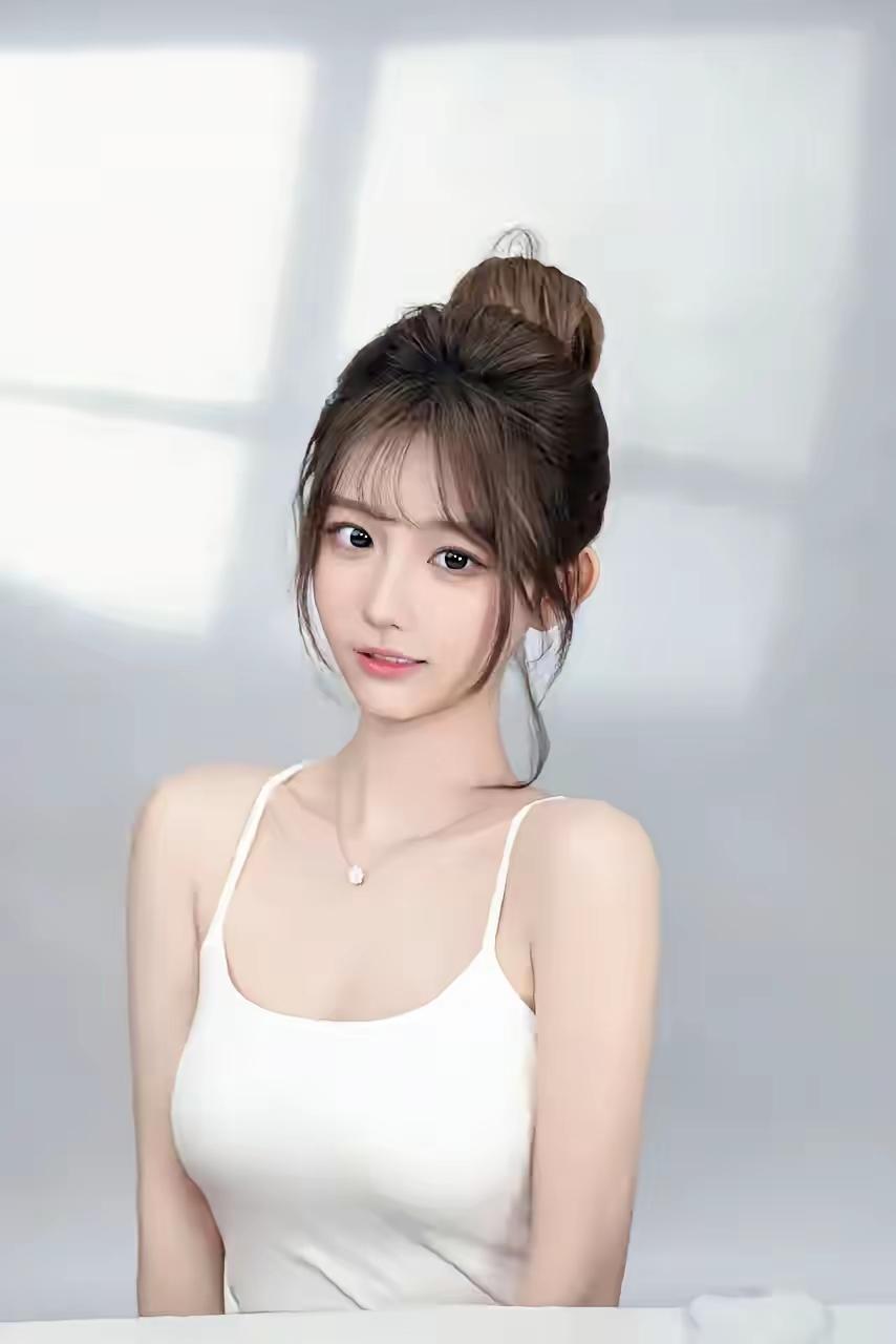 清新少女风，简约白背心，甜美笑容，元气满满！🌟✨你觉得粉色适合哪个年龄段的女性