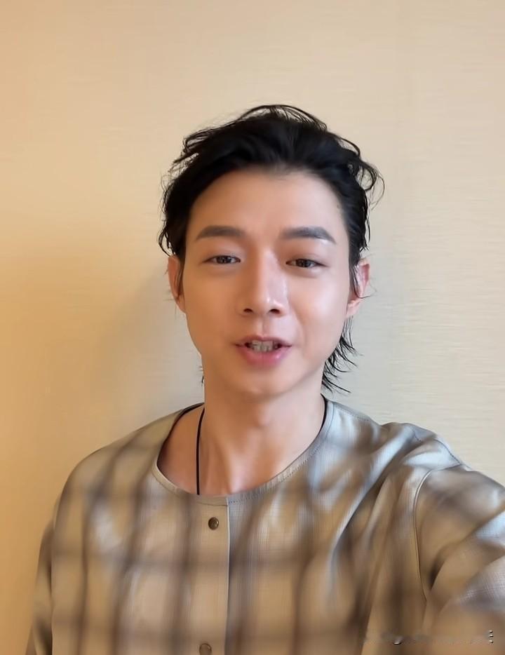 沉寂四年之久的霍尊终于官宣要开演唱会了！演唱会的主题叫“焰生”大意就是涅槃重生的