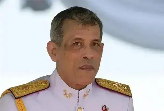 泰国国王拉玛十世最后做了个顺水人情，退回了为泰党解散国会的法令，为泰党不得不下野