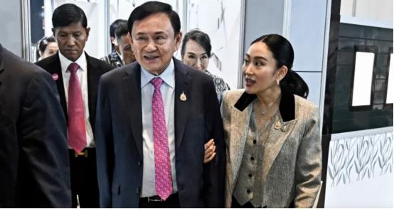 泰国政坛巨震，天空划过一道神秘的飞行轨迹！他信再度开启流亡路？ 佩通坦下台后