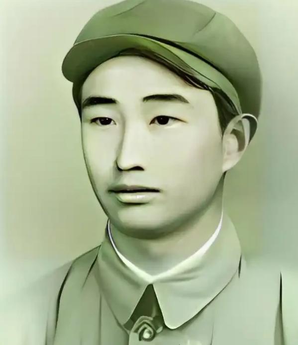 1943年，日军空袭时，18岁战士宋岭春仰面躲在草丛里，看飞行员探头出来，当敌机