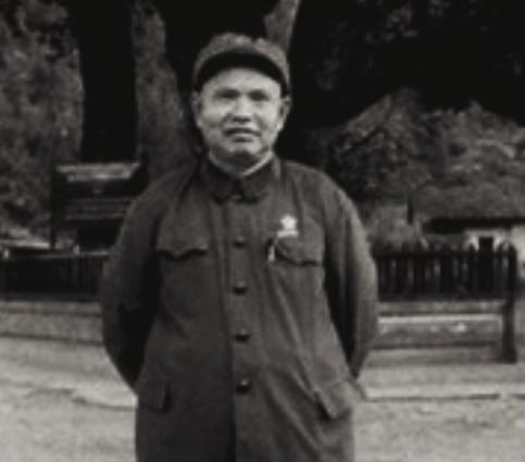 1939年，日军冲锋时，竟脱掉军装，只穿白衬衣。副团长王耀南非常疑惑，但看到战士