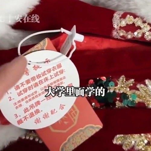 最近安徽有位穿脏敬酒服退货的女子，硬是把“精致利己”玩成了行为艺术。婚礼后她把礼