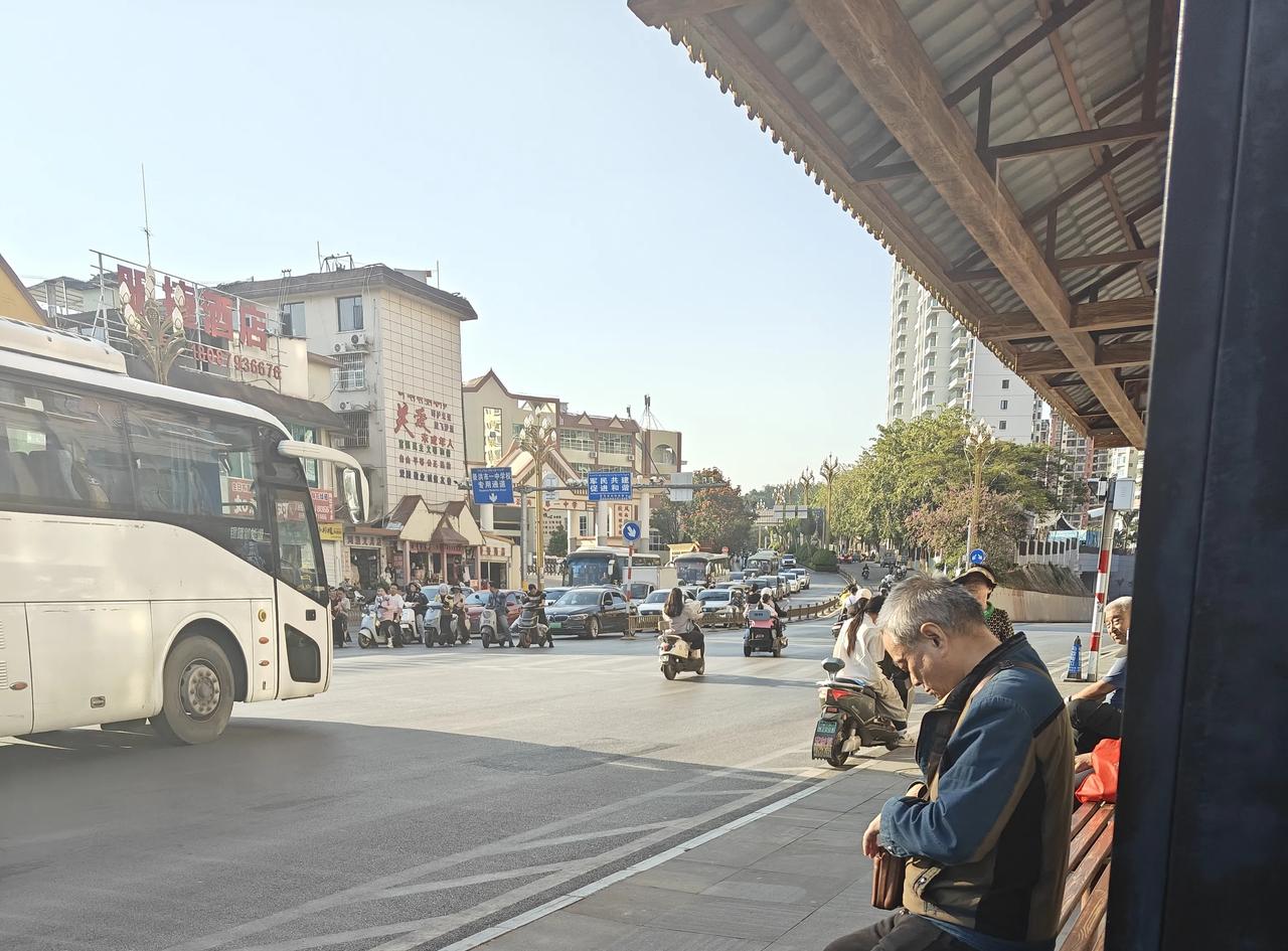 今天下午4点多在市民中心公交车站遇到74岁的老孙头，内心深处还是难以平静的。​