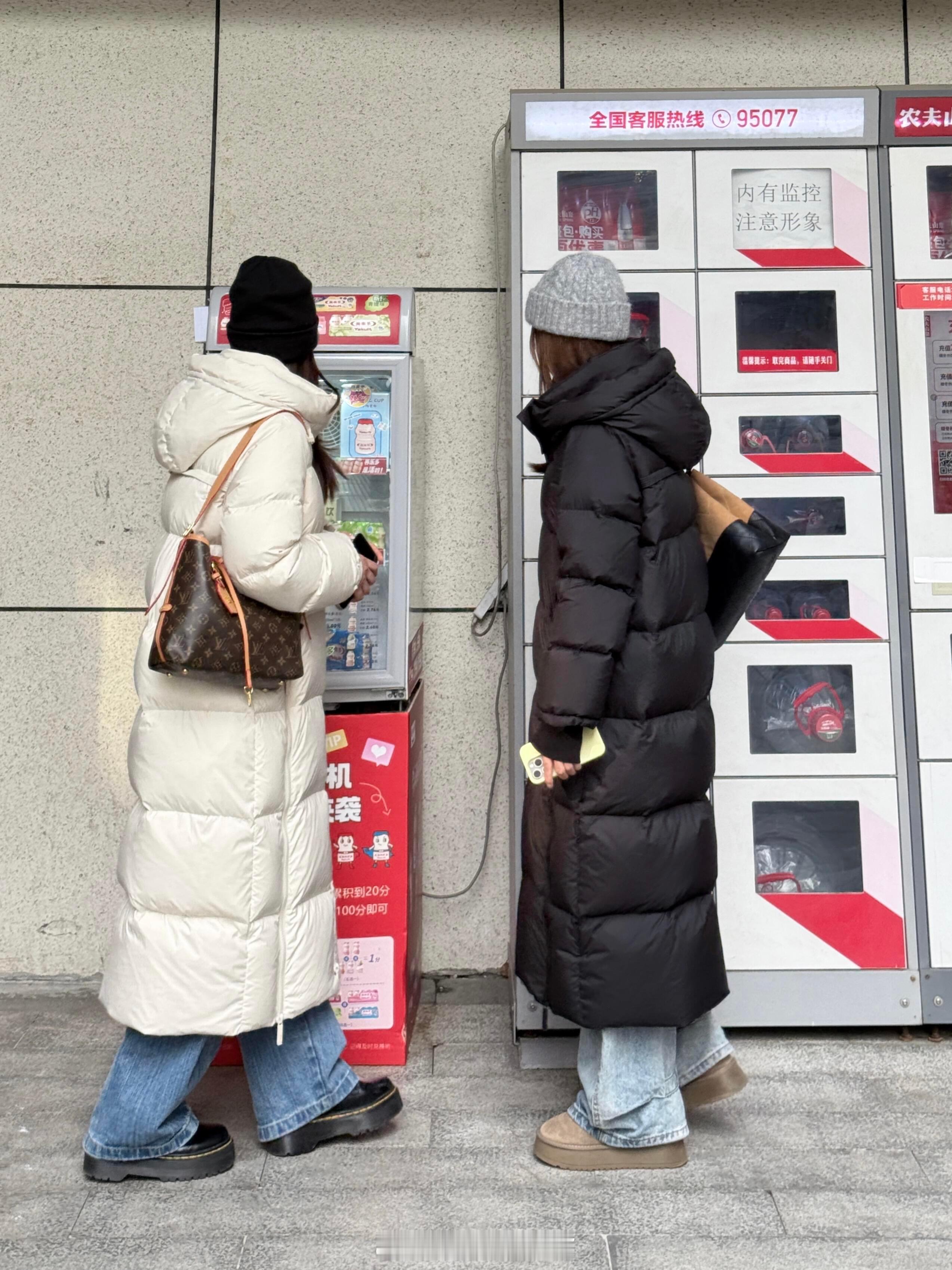 小区楼下看到的！我直接卧槽三声！一眼就被这件长款羽绒服惊艳到了，这版型也太显瘦了