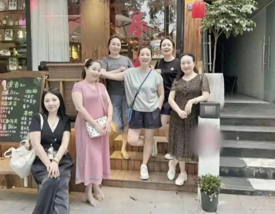57岁陈小艺携子回老家探亲，状态惊艳众人！