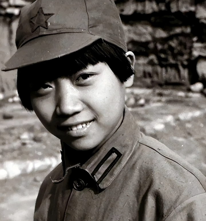 1936年，土匪要枪毙一个12岁的小红军。突然，小红军说：“你们还是用刀砍死我吧