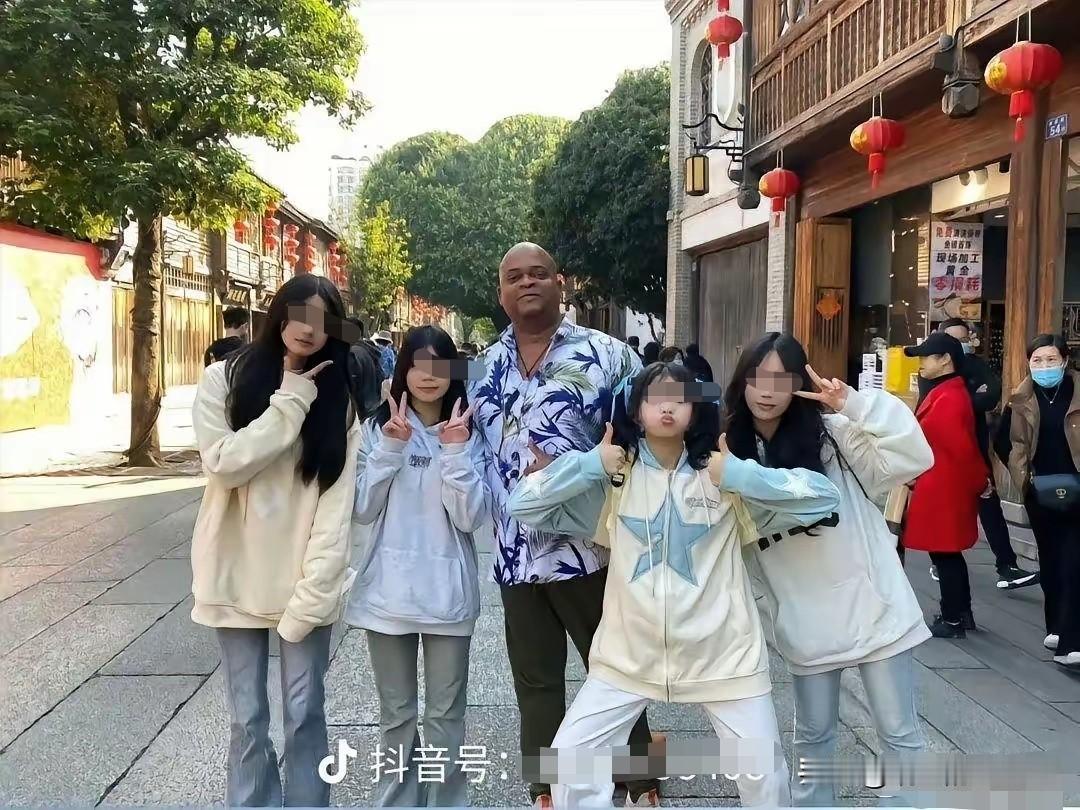 看到中国女孩与印度人合影，印度人用羞辱性词汇形容中国女孩，印度人认为中国女孩合影