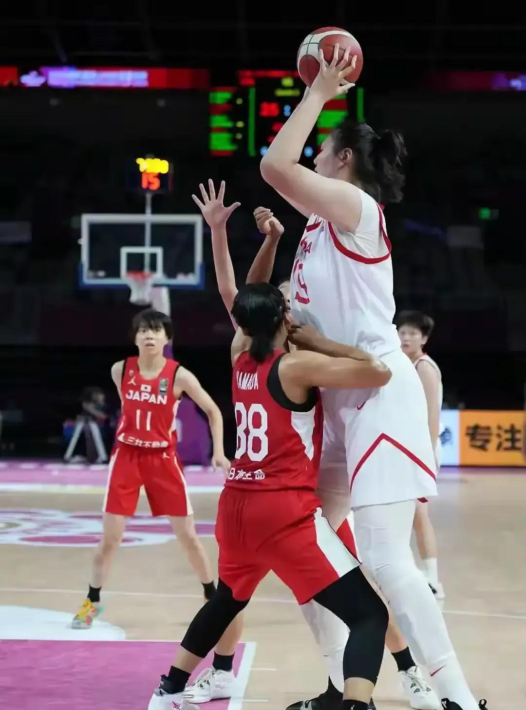 中国女篮采用双塔等多种战术战胜日本女篮。2025年中国女篮西安友谊赛刚刚结束一