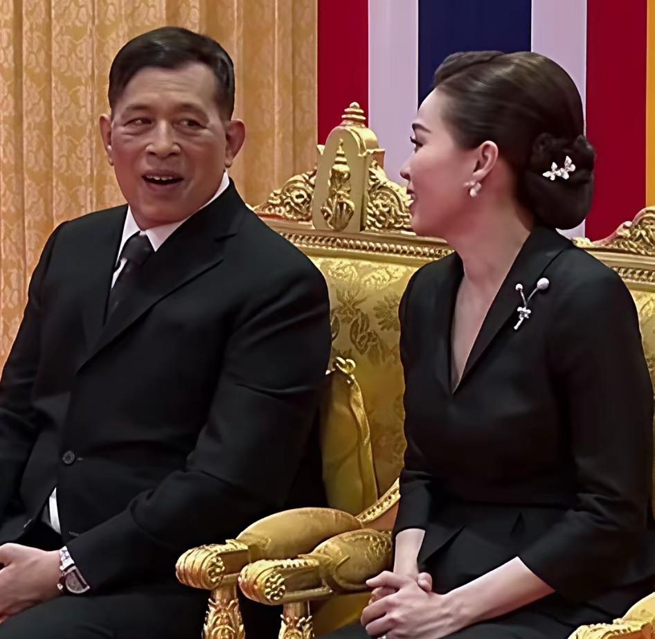 泰王对苏提达王后的依赖，是越来越大了！为何！因为王后有谋有略，还情商高，在很多