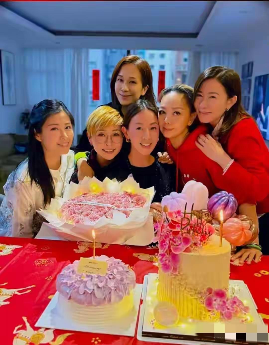 港圈“七姐妹”新春欢聚，共庆梁靖琪43岁生日。佘诗曼领衔的闺蜜团素颜淡妆状态极佳