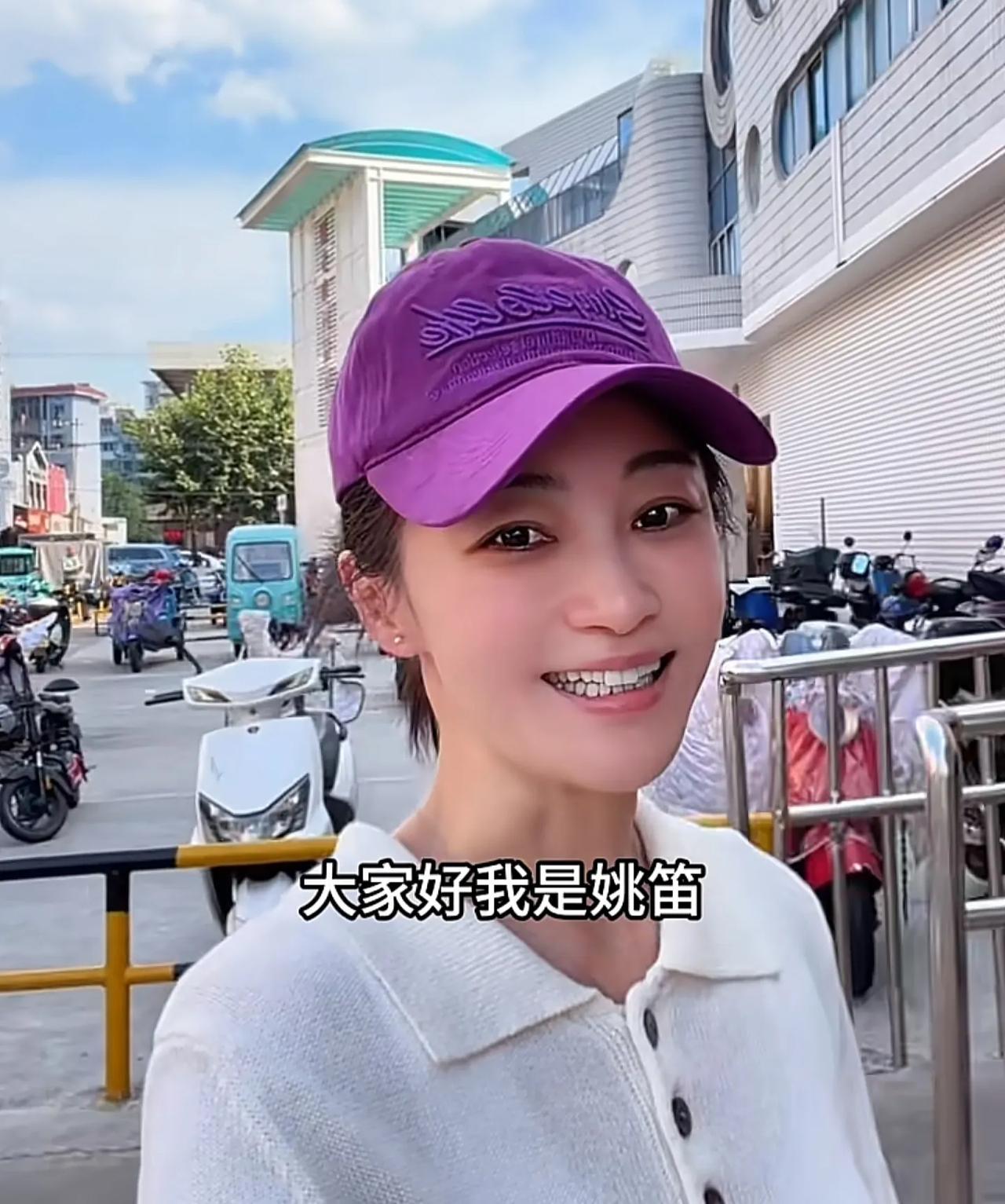 44岁的姚笛一个人逛菜市场，她戴着紫色的帽子，大夏天热的脖子上全是汗，太真实了！
