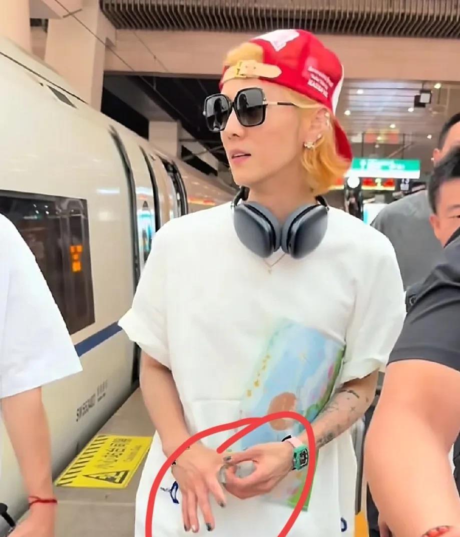 鹿晗呀你让我说你什么好呢年纪也不小了，怎么还这么不注意形象呢，美