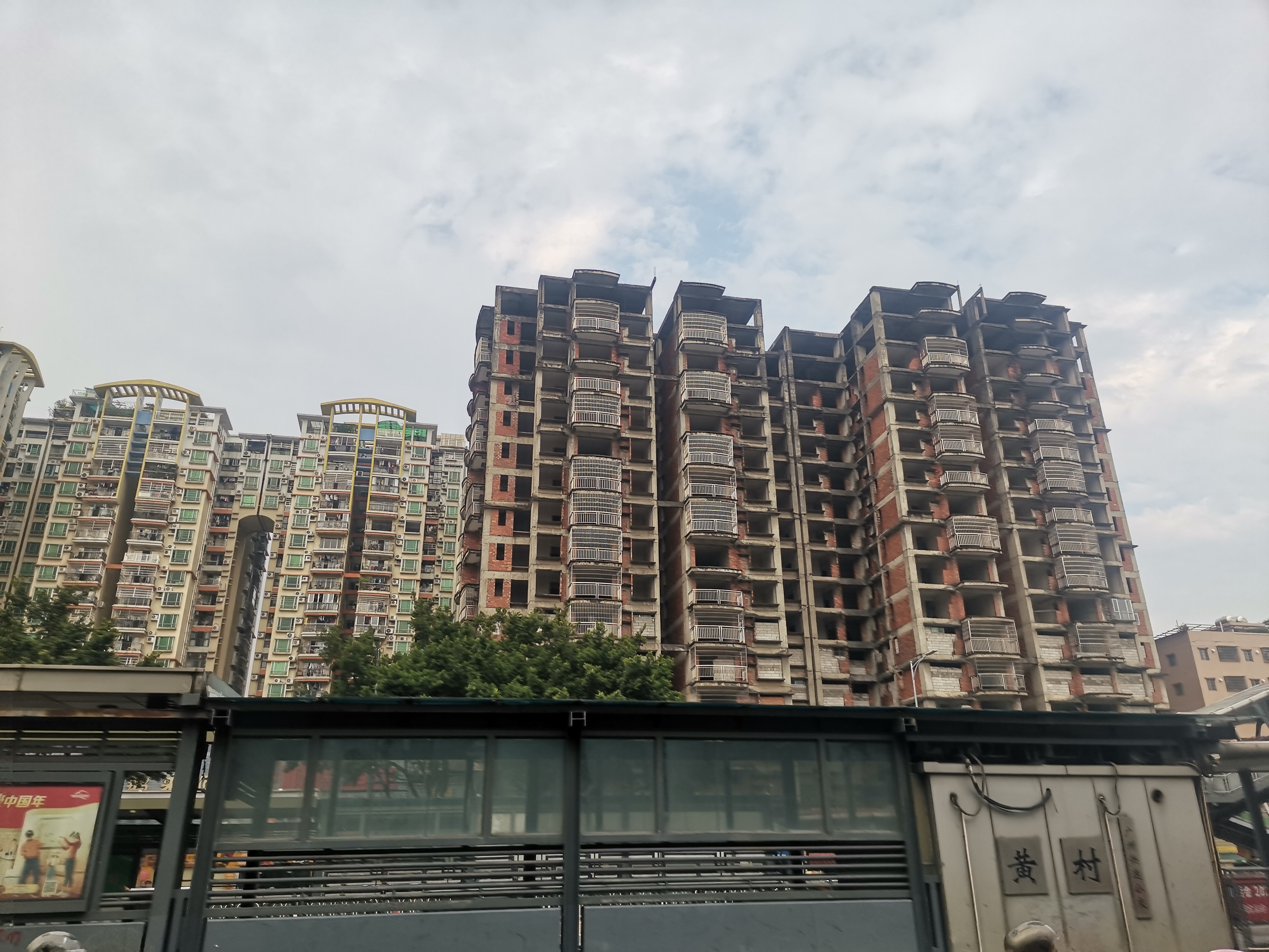 广州还真有不少烂尾楼。像天河北商圈的中水广场，1994年开建，199...