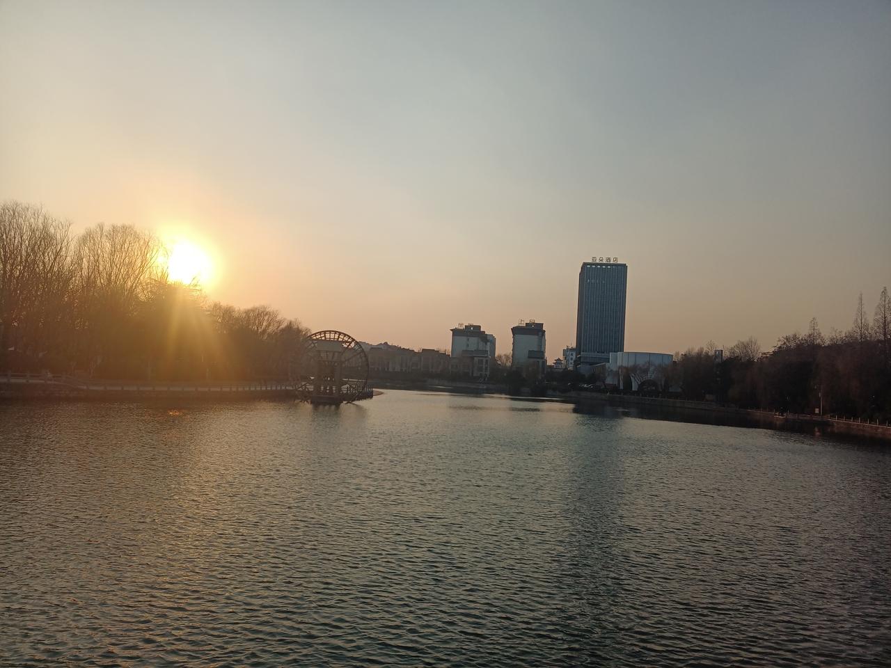 2026.2.7腊月二十夕阳红。（图片来源：老山兰随手拍）