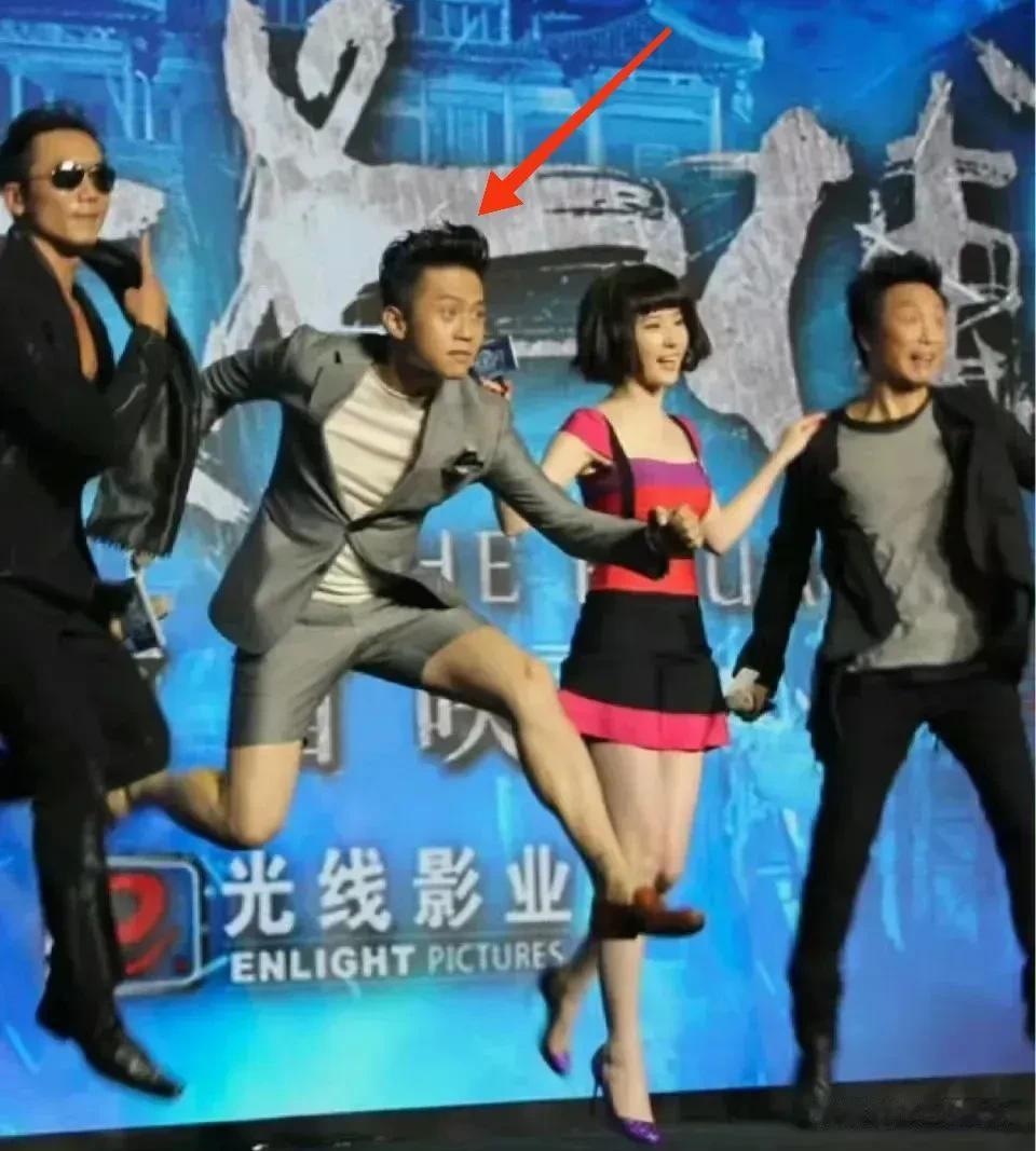 谁说男人都有自尊心！这哥们好像就没有