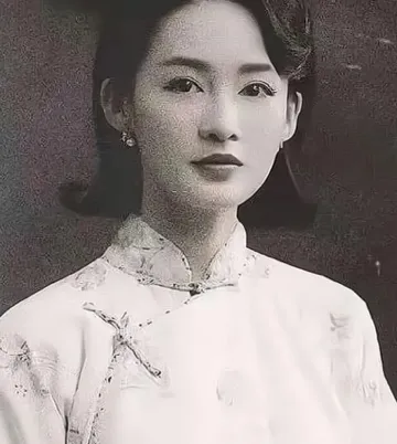 1918年，莫秀英结婚6年不能生育，被丈夫赶出家门。无路可去时，被一名年轻军官看