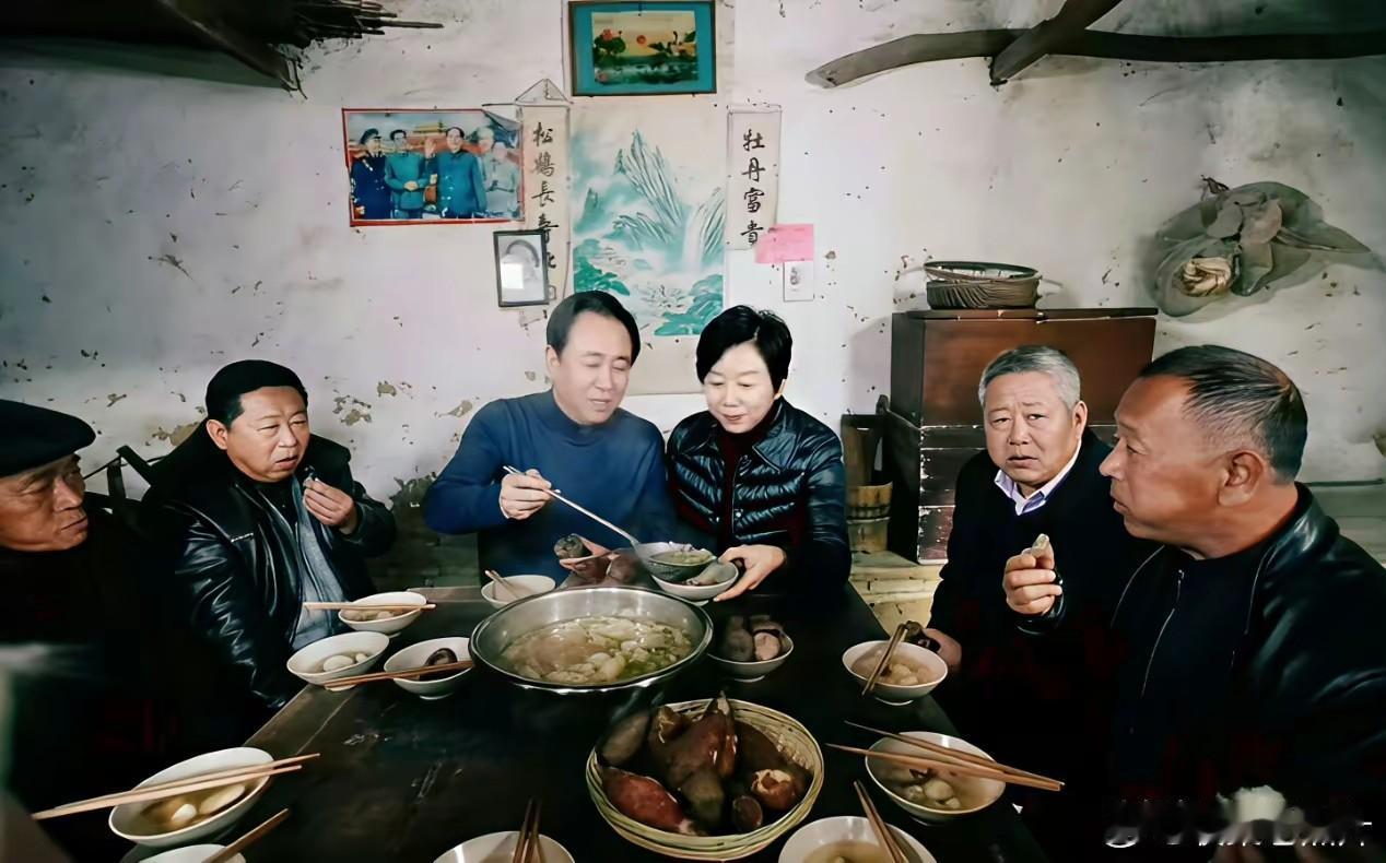 再来看这2张照片，其实夫妻俩都是演员，所谓的忆苦饭都是做给外人看看的，外人眼中的