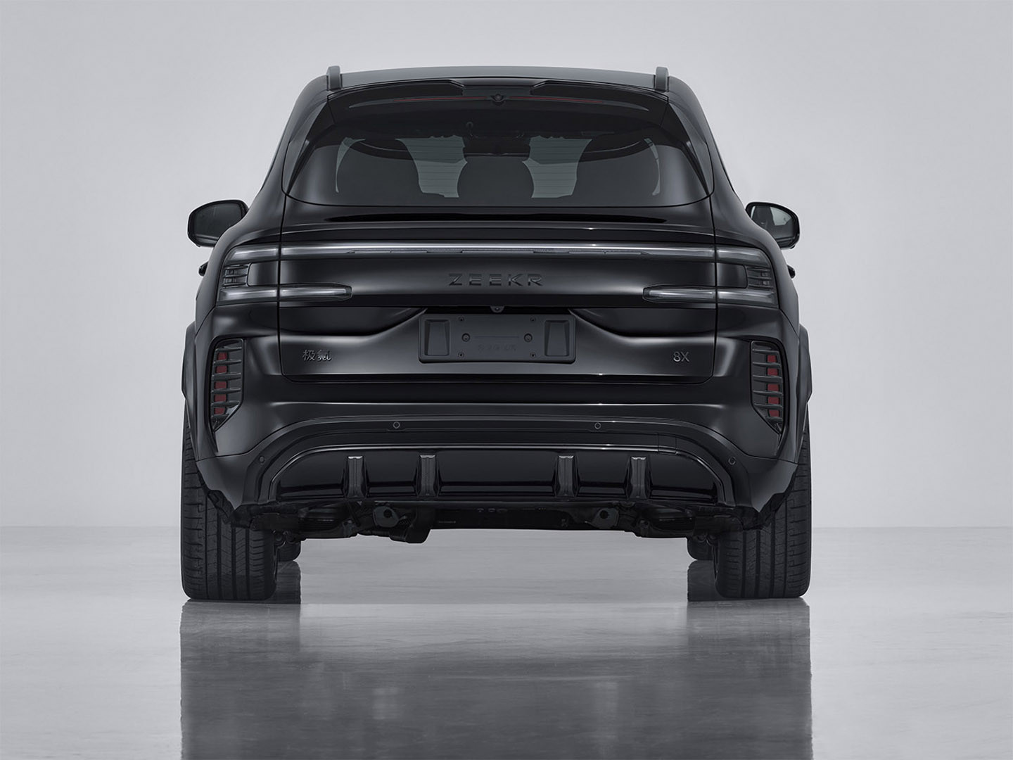工信部最新一批新车中，极氪8X的存在感非常强。中大型SUV原厂配电动尾翼本就罕见