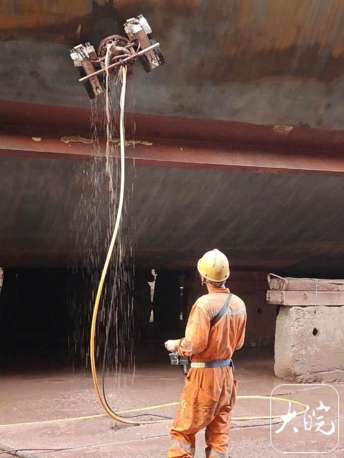 “深海工匠”问世！中国造水下机器人实现船舶零排放清洗，破解世界难题