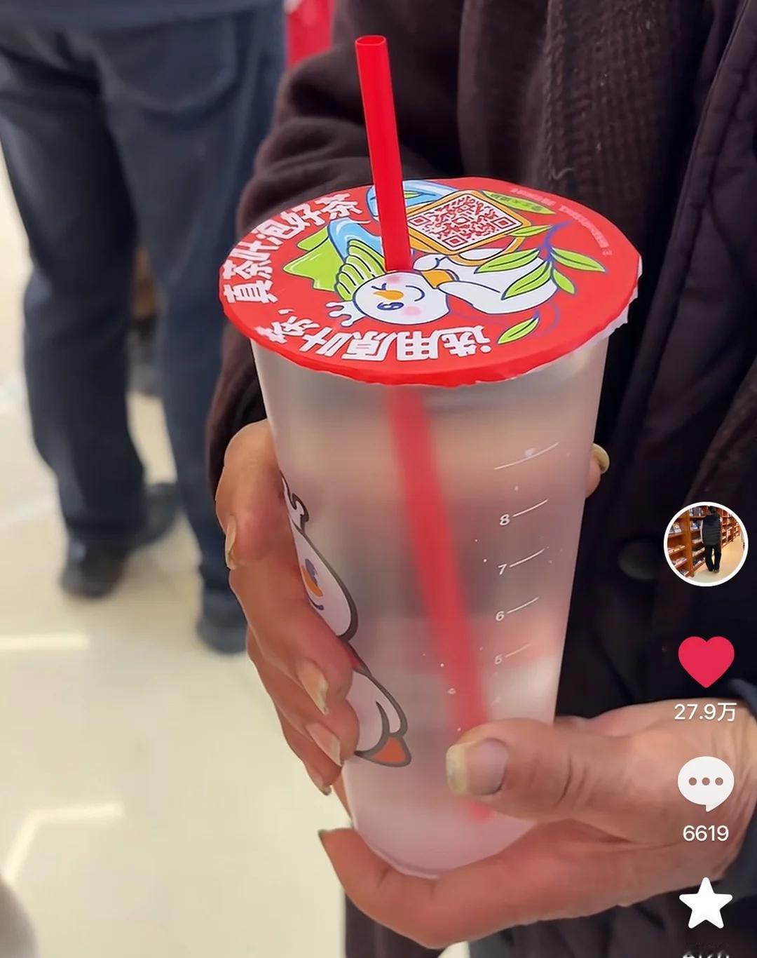 女子带老人逛街，没带水杯，走了四家奶茶店都买不到白开水。最后走到蜜雪冰城，店员用