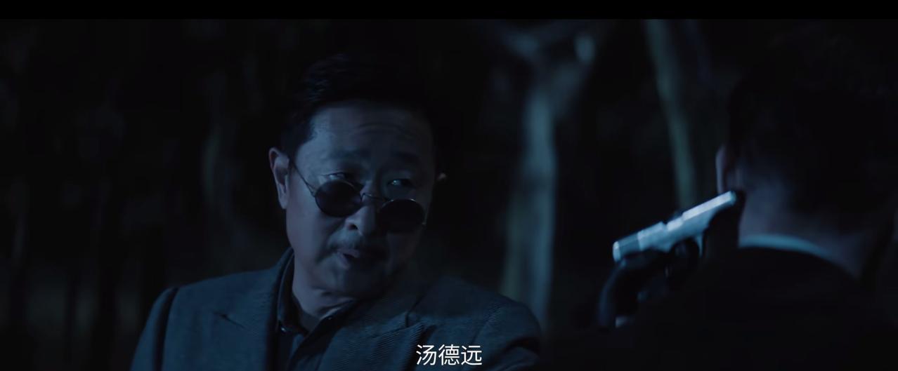 《归队》肖铁林黄金去跟汤德远接头！汤德远直接把箱子的黄金给他，谁知道肖铁林一开