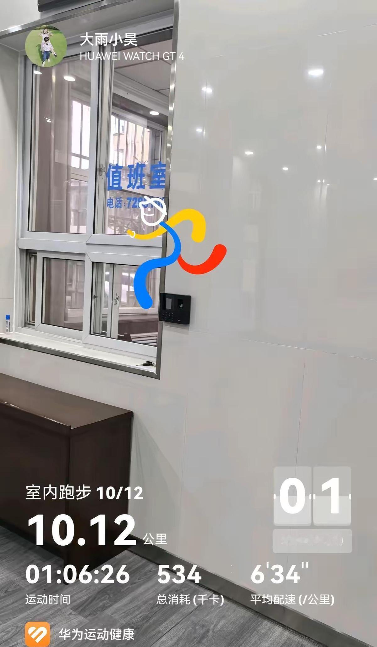 他蹲在工地角落啃冷馒头，手机里是女儿发来的语音：“爸爸，你什么时候回来？老师说