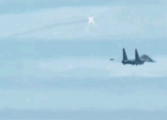 央视曝光：凌晨爆发一场惊心动魄的空中较量！歼16与美军战斗机于西沙永兴岛激烈缠斗